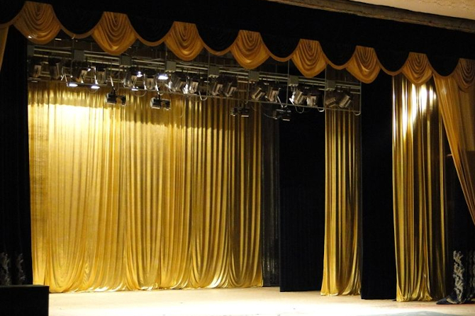 Кулисы - боковые шторы, которые помогают создавать иллюзию глубины сцены и скрывают действие за сценой.