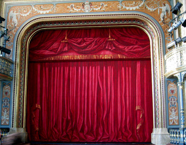 Занавес или Портъер - основные шторы, которые обычно скрывают сцену от зрителей перед началом представления или между актами.