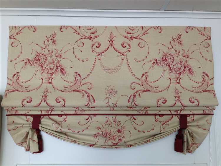 Римская штора «Невеста» белая для двери, ткань жаккард нарядный