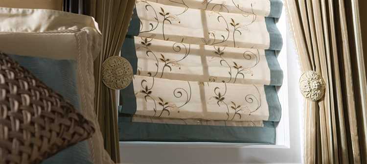 Римская штора «Опал» белая для двери, ткань жаккард мерцающий